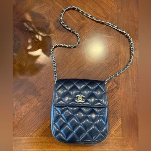 CHANEL Vintage Classic quilted lambskin navy handbag. Circa 1989-1991